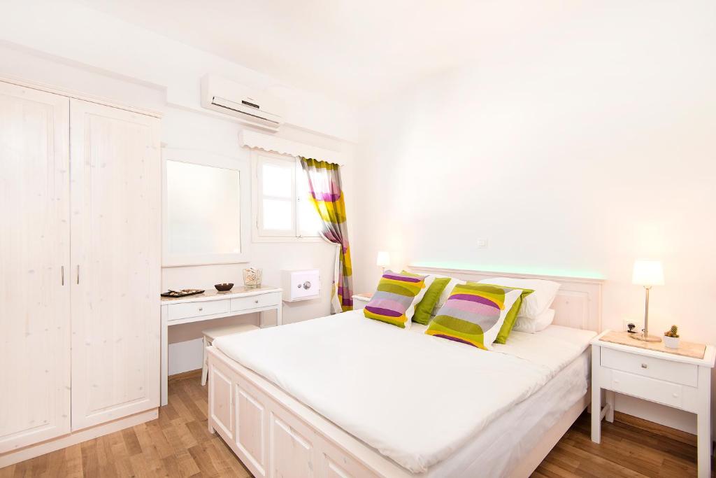 Postel nebo postele na pokoji v ubytování Lindos Harmony Suites