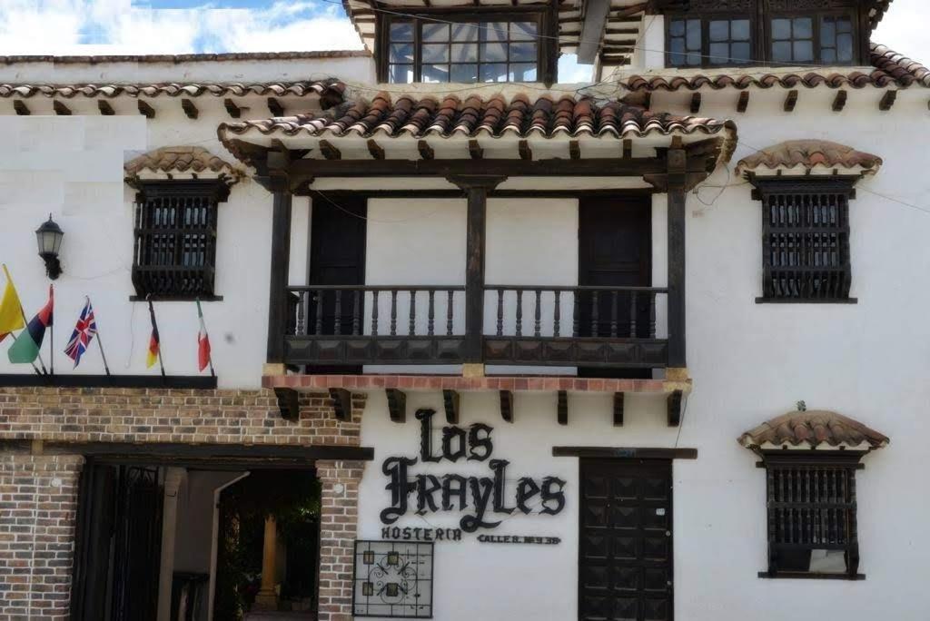 un edificio con un cartel en el costado en Hotel Los Frayles, en Villa de Leyva