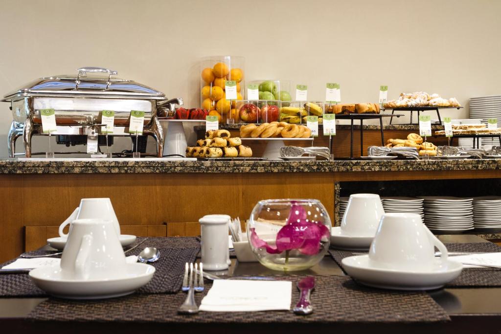 Comida en o cerca de este hotel