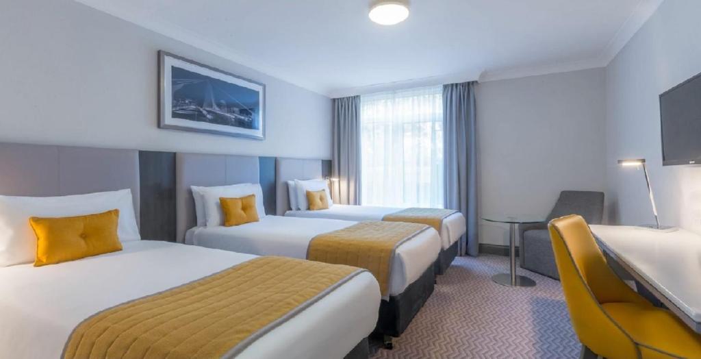 Postel nebo postele na pokoji v ubytování Maldron Hotel Parnell Square Dublin City