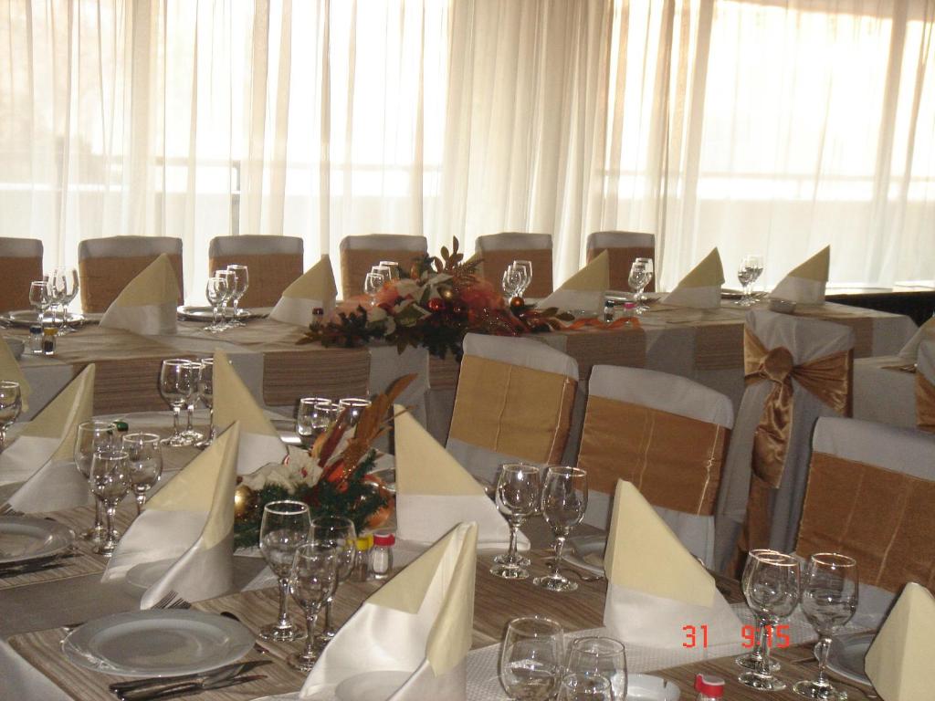 Un restaurante o sitio para comer en Hotel Moldova