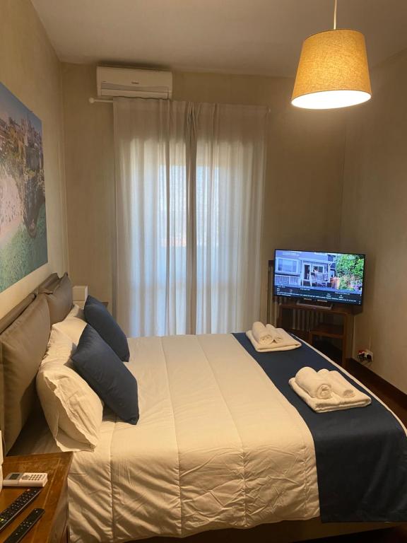 ein Schlafzimmer mit einem großen Bett und einem Fernseher in der Unterkunft Sparano Top Class 7 in Bari