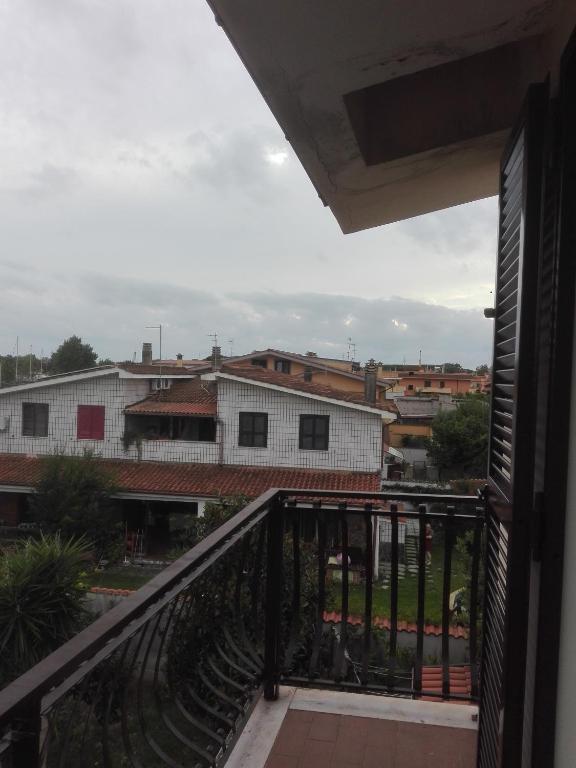 Balkon lub taras w obiekcie A La vue chambre BAGNO CONDIVISO SHARED BOTH2piano no lift no navetta a pagamento aria condizionata ed extra bed 3 MINUTI A PIEDI DA BUS PER FIERA DI ROMA