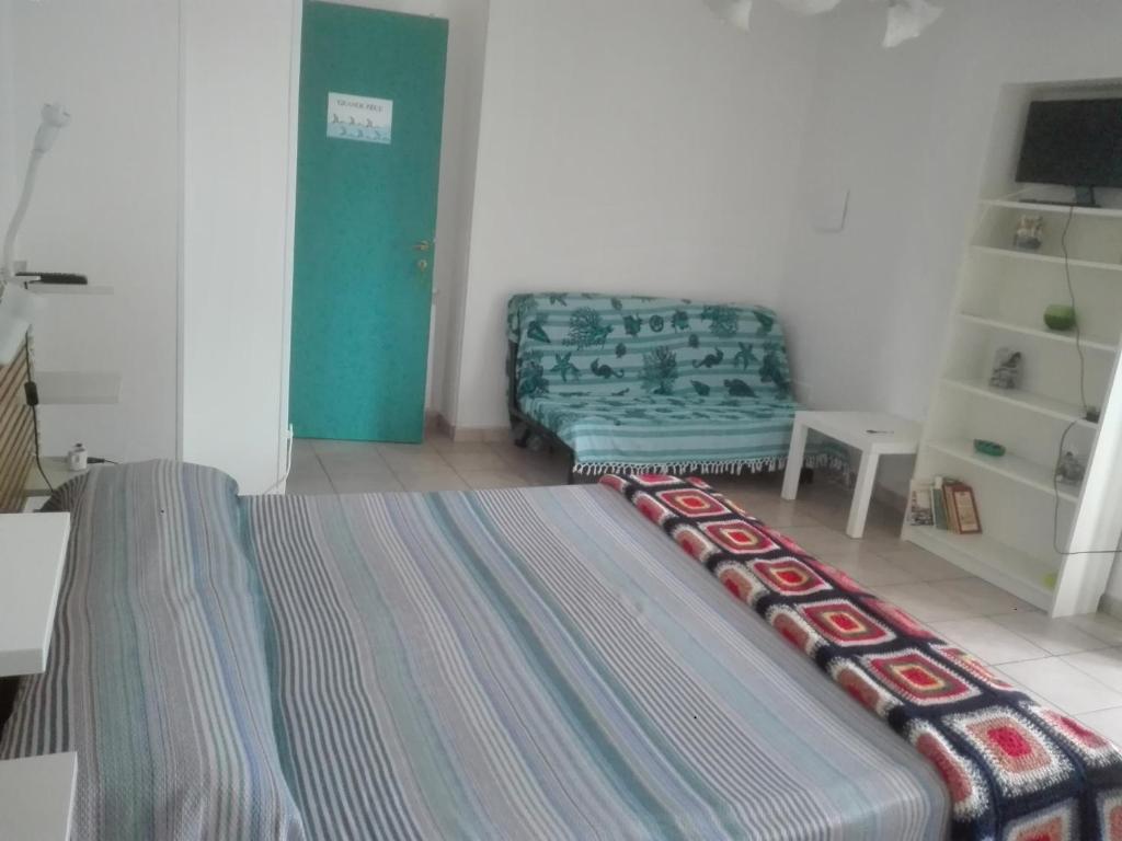 Łóżko lub łóżka w pokoju w obiekcie A La vue chambre BAGNO CONDIVISO SHARED BOTH2piano no lift no navetta a pagamento aria condizionata ed extra bed 3 MINUTI A PIEDI DA BUS PER FIERA DI ROMA