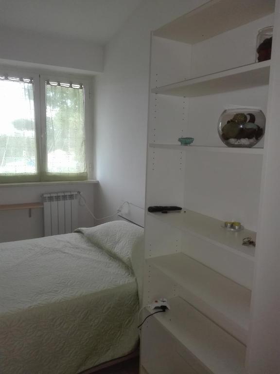 Łóżko lub łóżka w pokoju w obiekcie A La vue chambre BAGNO CONDIVISO SHARED BOTH2piano no lift no navetta a pagamento aria condizionata ed extra bed 3 MINUTI A PIEDI DA BUS PER FIERA DI ROMA