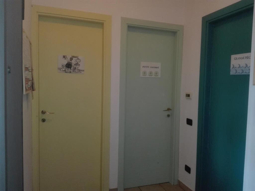 Zdjęcie z galerii obiektu A La vue chambre BAGNO CONDIVISO SHARED BOTH2piano no lift no navetta a pagamento aria condizionata ed extra bed 3 MINUTI A PIEDI DA BUS PER FIERA DI ROMA w mieście Fiumicino