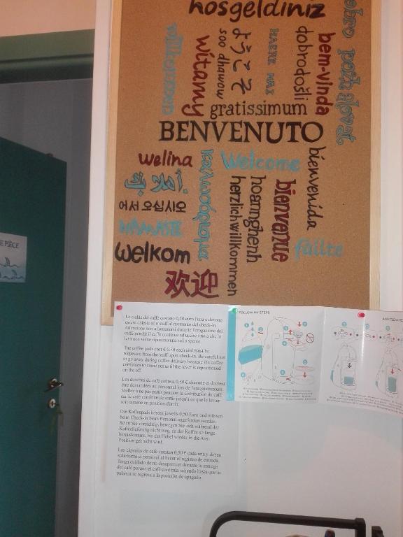 Zdjęcie z galerii obiektu A La vue chambre BAGNO CONDIVISO SHARED BOTH2piano no lift no navetta a pagamento aria condizionata ed extra bed 3 MINUTI A PIEDI DA BUS PER FIERA DI ROMA w mieście Fiumicino