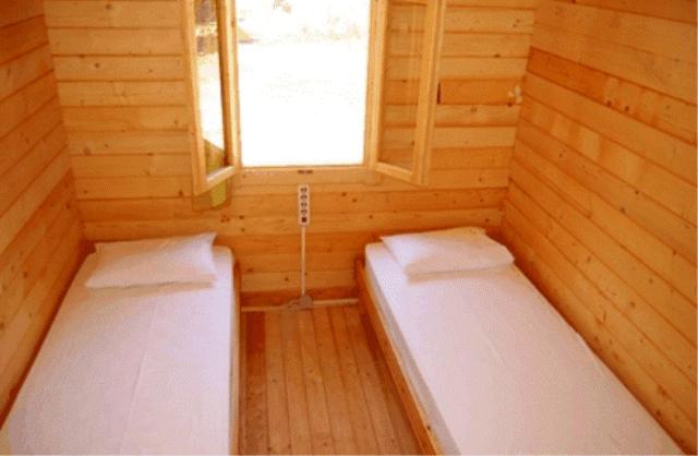 Postel nebo postele na pokoji v ubytování Surfing Beach Huts