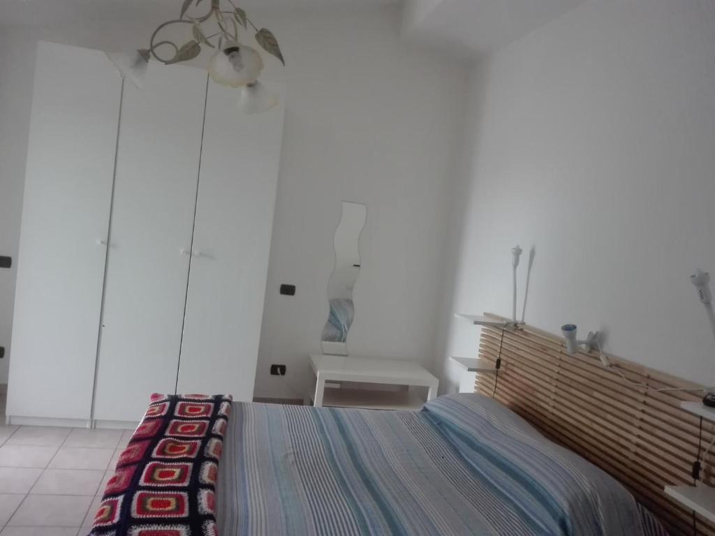 Łóżko lub łóżka w pokoju w obiekcie A La vue chambre BAGNO CONDIVISO SHARED BOTH2piano no lift no navetta a pagamento aria condizionata ed extra bed 3 MINUTI A PIEDI DA BUS PER FIERA DI ROMA