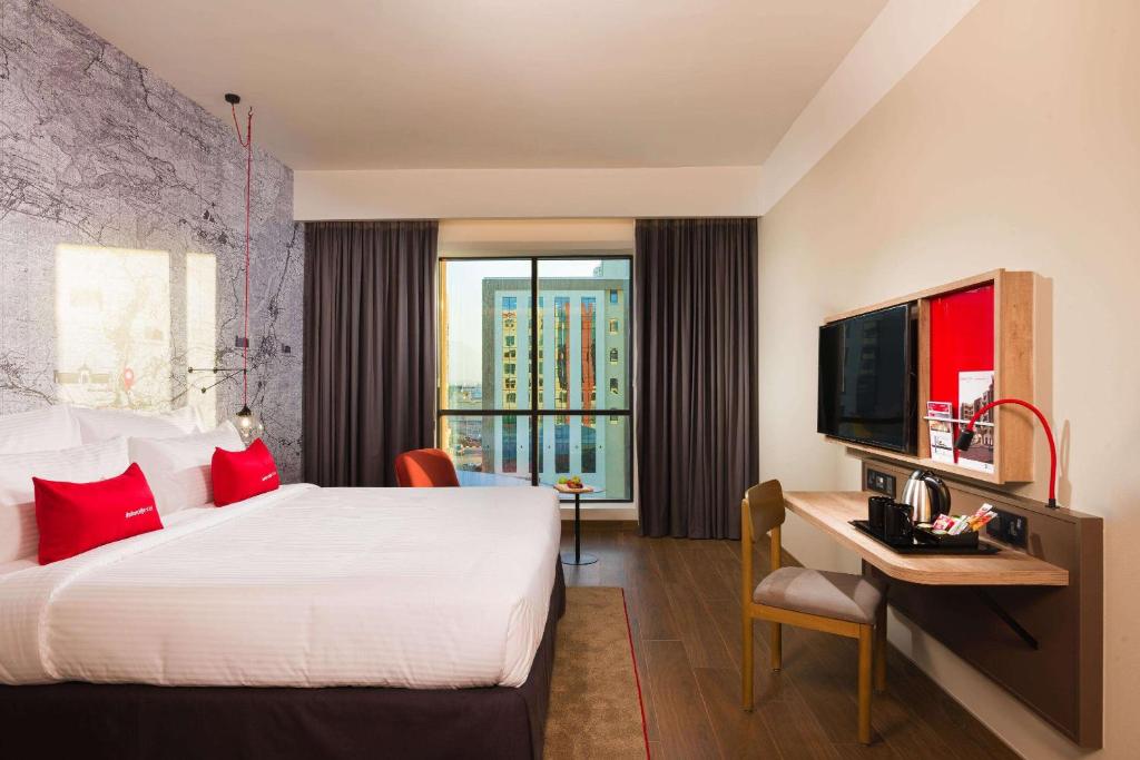 Postel nebo postele na pokoji v ubytování IntercityHotel Nizwa
