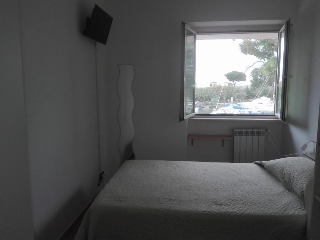 Łóżko lub łóżka w pokoju w obiekcie A La vue chambre BAGNO CONDIVISO SHARED BOTH2piano no lift no navetta a pagamento aria condizionata ed extra bed 3 MINUTI A PIEDI DA BUS PER FIERA DI ROMA