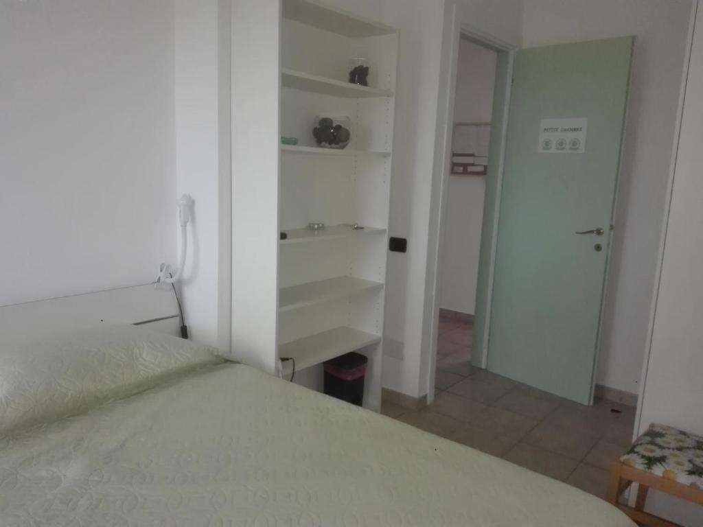 Łóżko lub łóżka w pokoju w obiekcie A La vue chambre BAGNO CONDIVISO SHARED BOTH2piano no lift no navetta a pagamento aria condizionata ed extra bed 3 MINUTI A PIEDI DA BUS PER FIERA DI ROMA