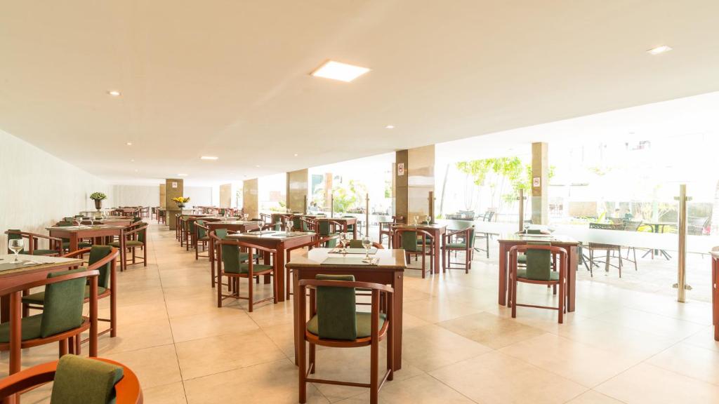 Um restaurante ou outro lugar para comer em El Aram Beach & Convention