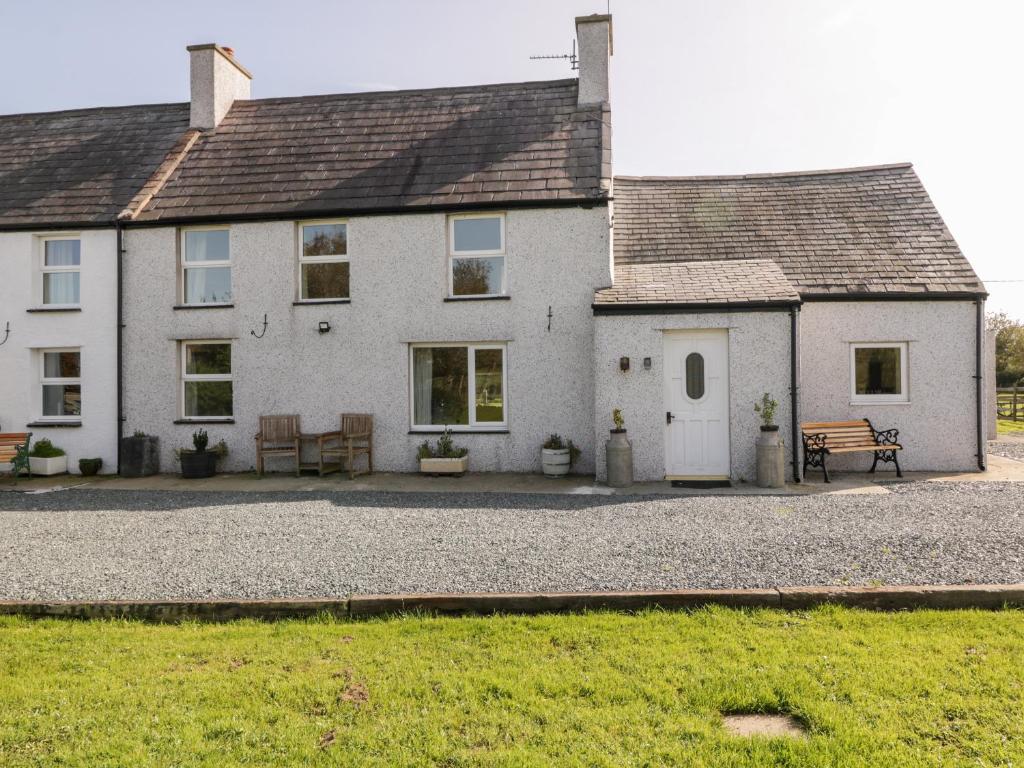 a large white house with a gravel driveway at Penllyn in Llanfairpwllgwyngyll