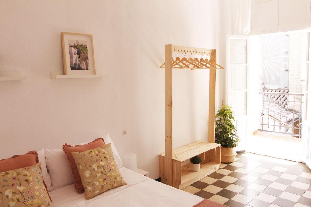a bedroom with a bed and a checkered floor at Casa de la Alegría in Granada