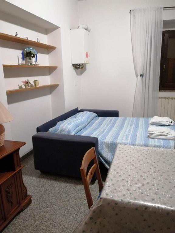 Łóżko lub łóżka w pokoju w obiekcie Sulle orme di Francesco appartamento blu
