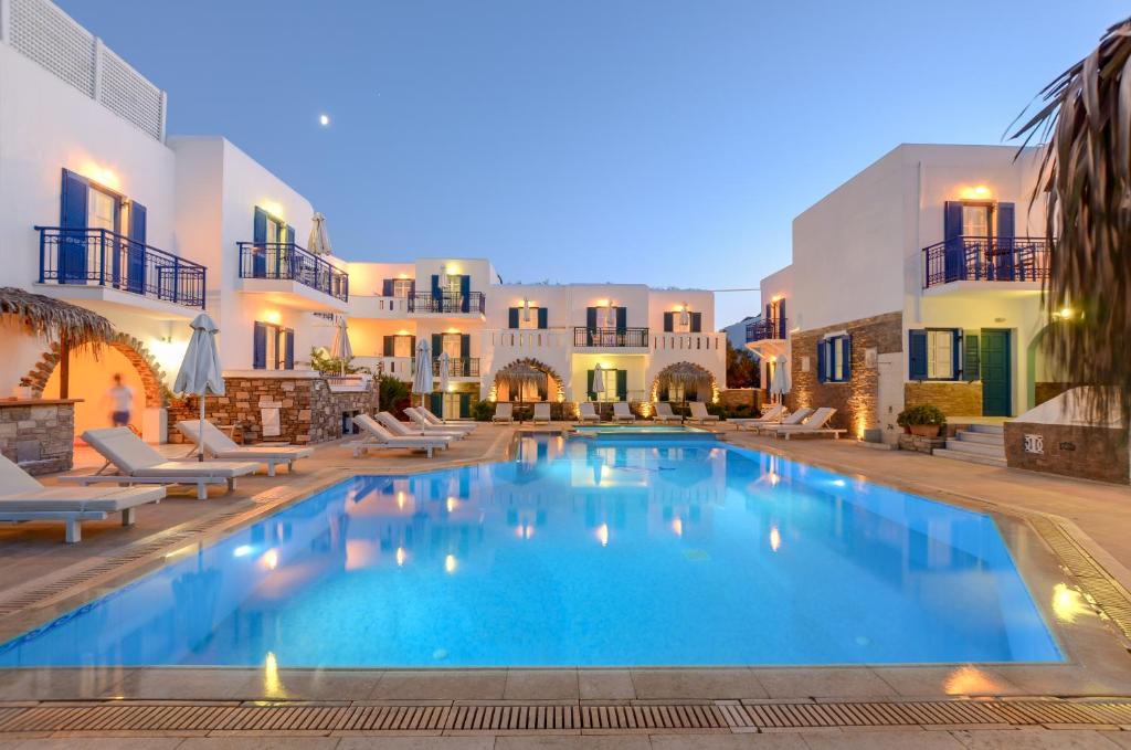 une grande piscine au milieu d'un bâtiment dans l'établissement Agios Prokopios Hotel, à Ágios Prokópios