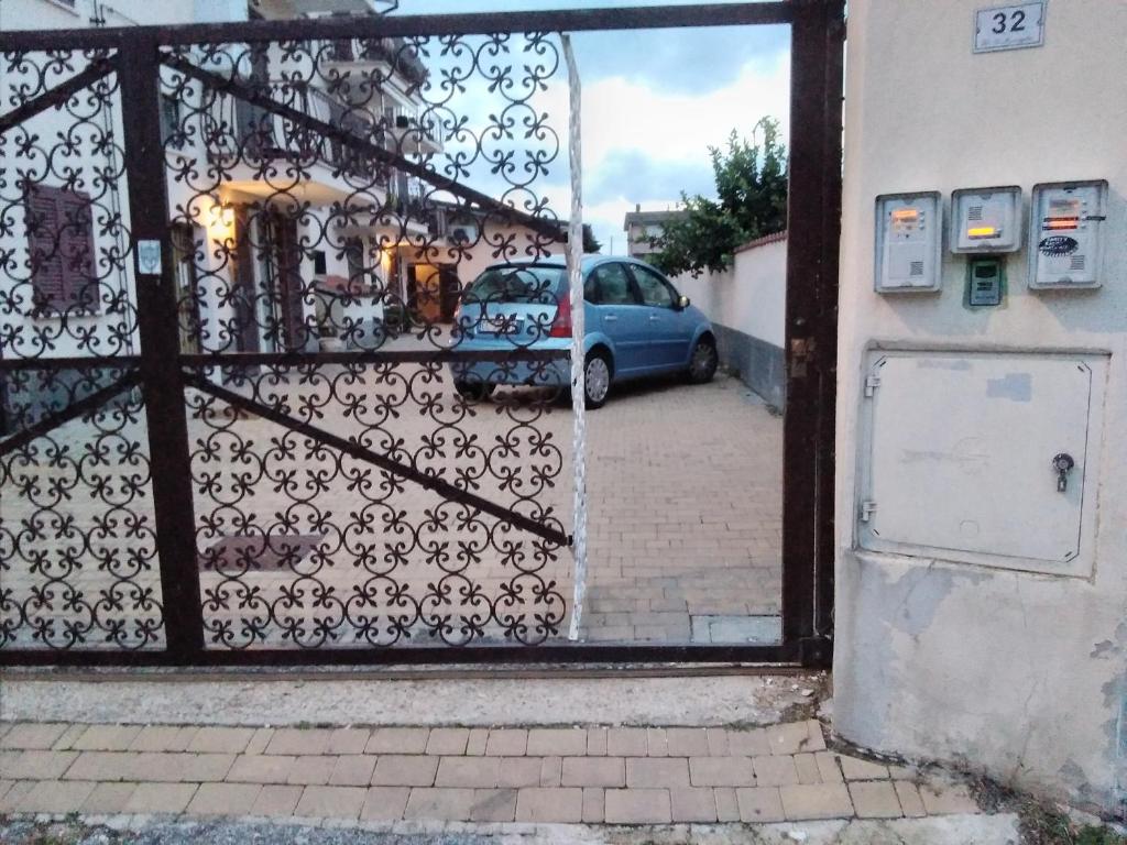 Zdjęcie z galerii obiektu A La vue chambre BAGNO CONDIVISO SHARED BOTH2piano no lift no navetta a pagamento aria condizionata ed extra bed 3 MINUTI A PIEDI DA BUS PER FIERA DI ROMA w mieście Fiumicino
