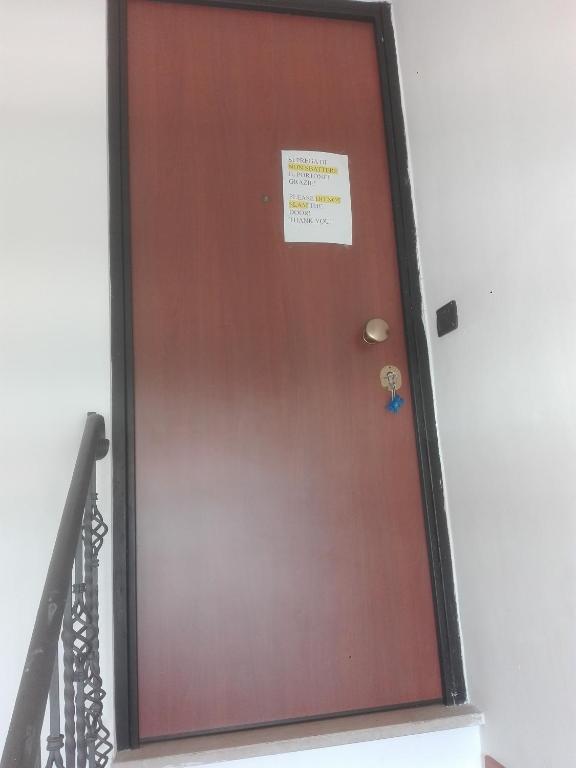 Zdjęcie z galerii obiektu A La vue chambre BAGNO CONDIVISO SHARED BOTH2piano no lift no navetta a pagamento aria condizionata ed extra bed 3 MINUTI A PIEDI DA BUS PER FIERA DI ROMA w mieście Fiumicino