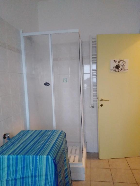 Łazienka w obiekcie A La vue chambre BAGNO CONDIVISO SHARED BOTH2piano no lift no navetta a pagamento aria condizionata ed extra bed 3 MINUTI A PIEDI DA BUS PER FIERA DI ROMA