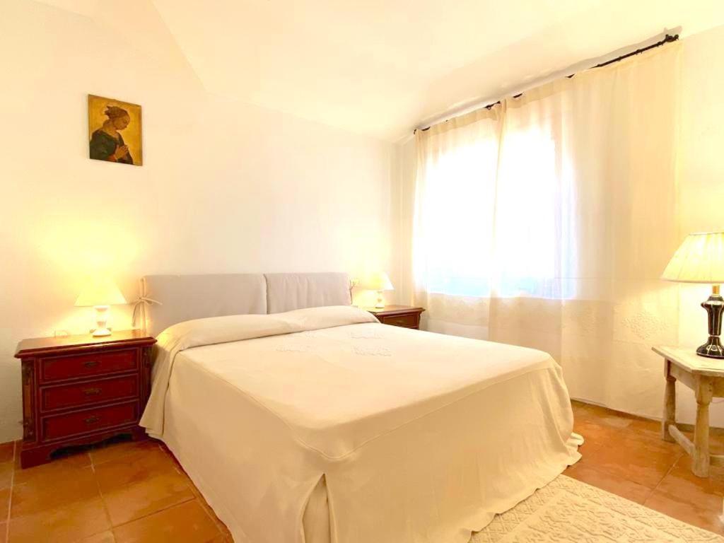 Łóżko lub łóżka w pokoju w obiekcie Sea & Beach Apartments Porto Cervo Costa Smeralda