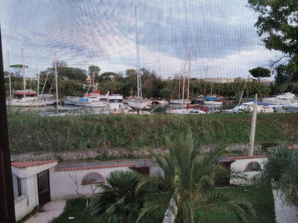 Zdjęcie z galerii obiektu A La vue chambre BAGNO CONDIVISO SHARED BOTH2piano no lift no navetta a pagamento aria condizionata ed extra bed 3 MINUTI A PIEDI DA BUS PER FIERA DI ROMA w mieście Fiumicino