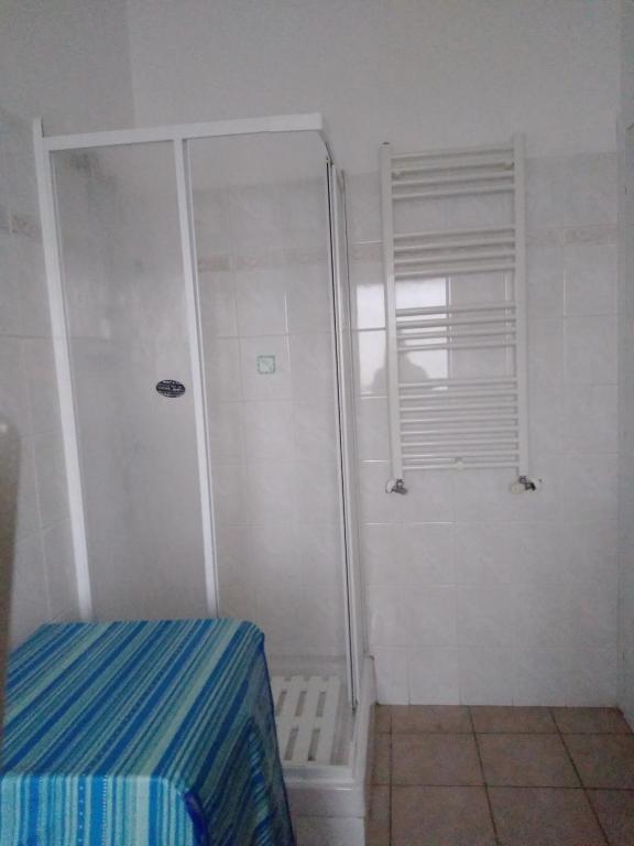 Łóżko lub łóżka w pokoju w obiekcie A La vue chambre BAGNO CONDIVISO SHARED BOTH2piano no lift no navetta a pagamento aria condizionata ed extra bed 3 MINUTI A PIEDI DA BUS PER FIERA DI ROMA