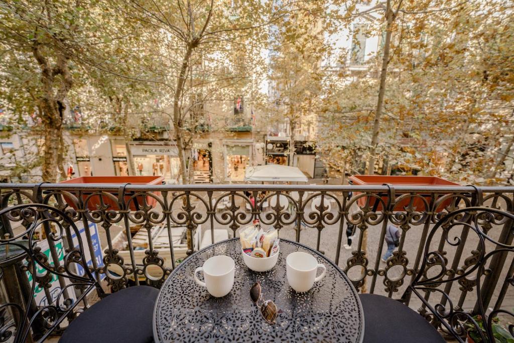 uma mesa numa varanda com chávenas e pombos em Suite Scarlatti em Nápoles