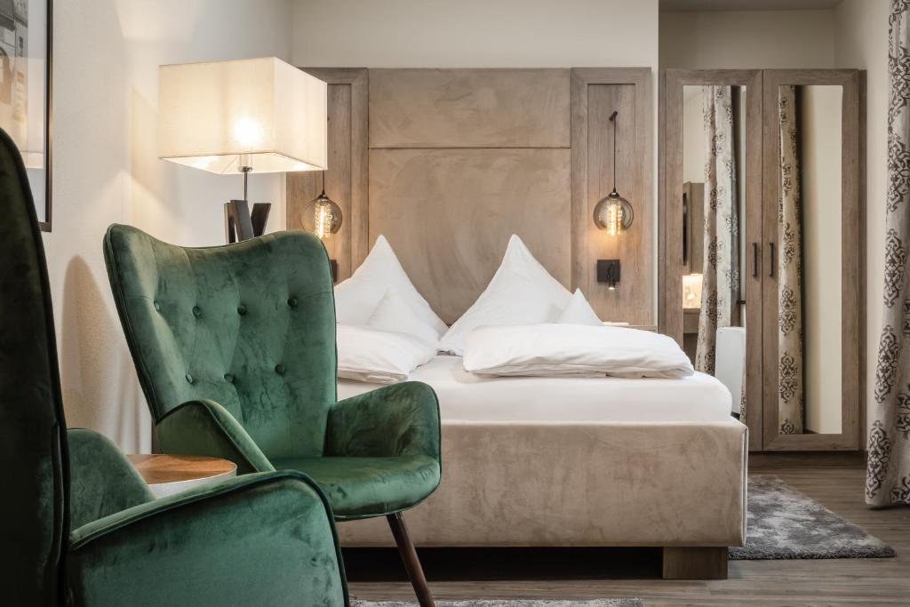 Postel nebo postele na pokoji v ubytování Hotel-Gasthof Höttl