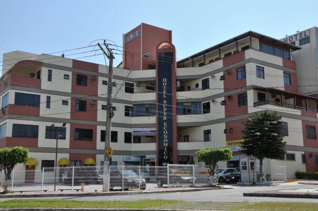 ein Gebäude mit einem Parkplatz davor in der Unterkunft Hotel Super Economico in Vitória