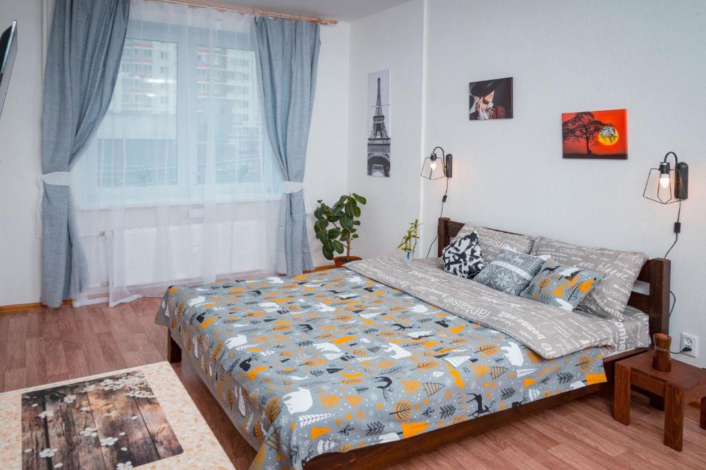 sypialnia z łóżkiem i oknem w obiekcie Nice Room w mieście Iżewsk