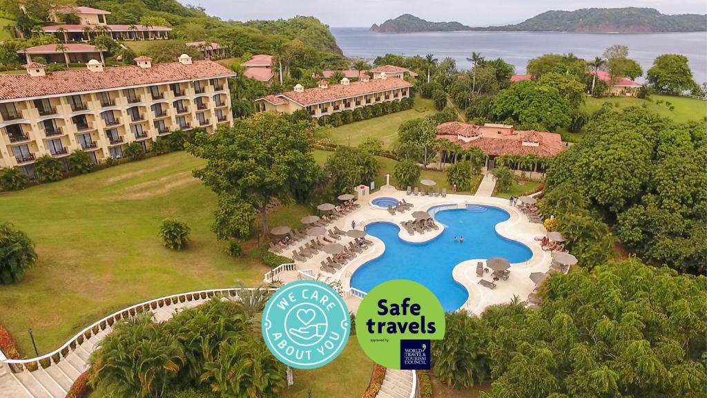 een luchtzicht op een resort met een zwembad bij Occidental Papagayo - Adults Only All Inclusive in Culebra