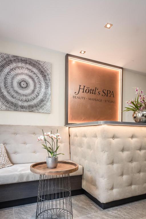 Posezení v ubytování Hotel-Gasthof Höttl