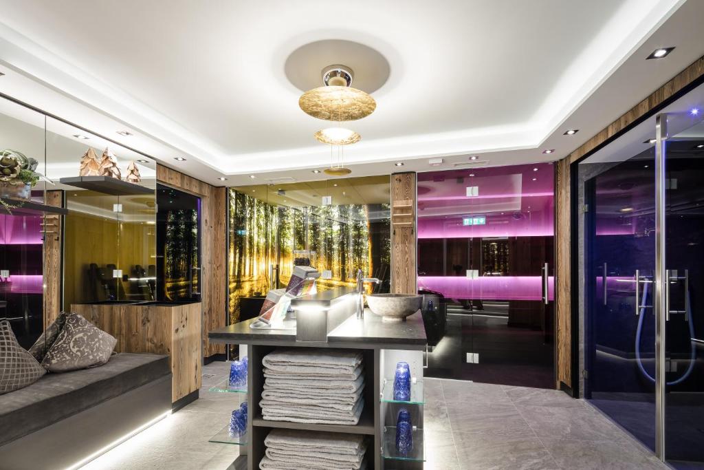 Postel nebo postele na pokoji v ubytování Hotel-Gasthof Höttl