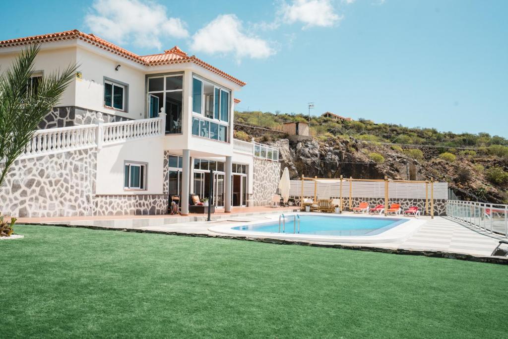 een huis met een zwembad en een tuin bij Finca la fortaleza in San Miguel de Abona