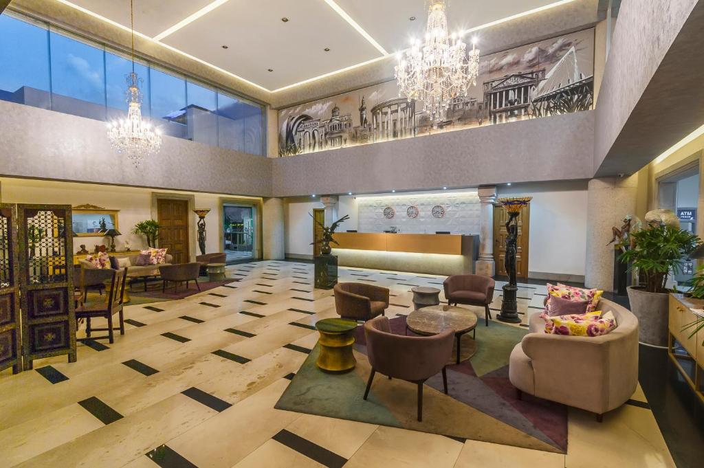 a living room with a lobby with a chandelier at Hotel Real Maestranza in Guadalajara