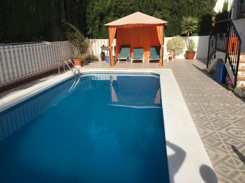 - une piscine avec un kiosque dans l'arrière-cour dans l'établissement Casa Felicidad, à Fuengirola