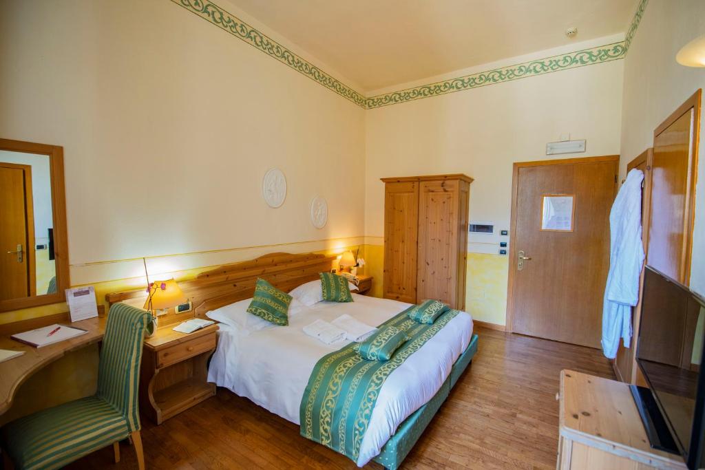 Postel nebo postele na pokoji v ubytování Hotel Villa Imperina