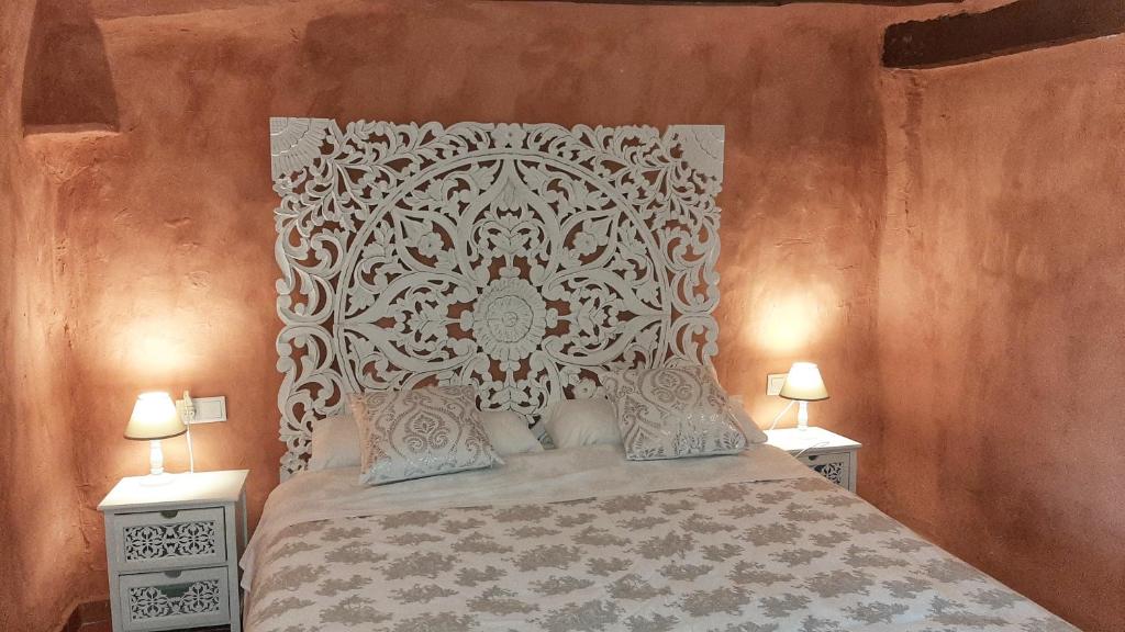 赫里卡的住宿－La Vía Verde，一间卧室配有一张带2个床头柜的大床