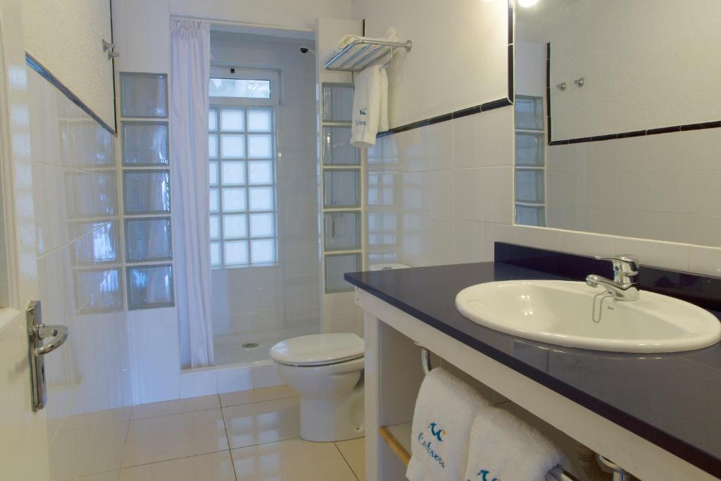 A bathroom at Apartamentos Cabrera