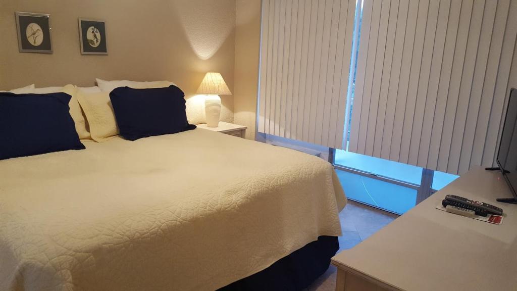 Postel nebo postele na pokoji v ubytování Sunrise Ocean Suites