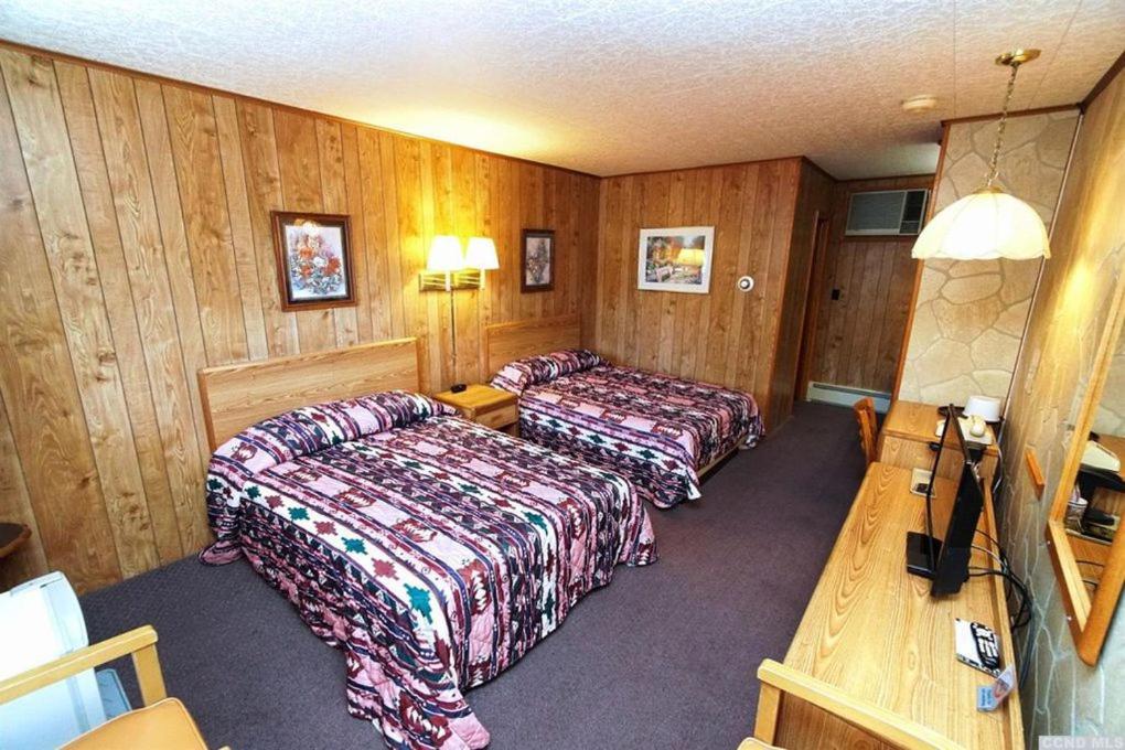 Postel nebo postele na pokoji v ubytování Red Ranch Inn