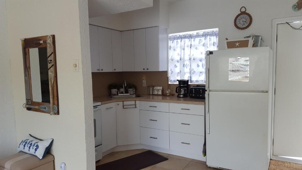 Kuchyň nebo kuchyňský kout v ubytování Sunrise Ocean Suites