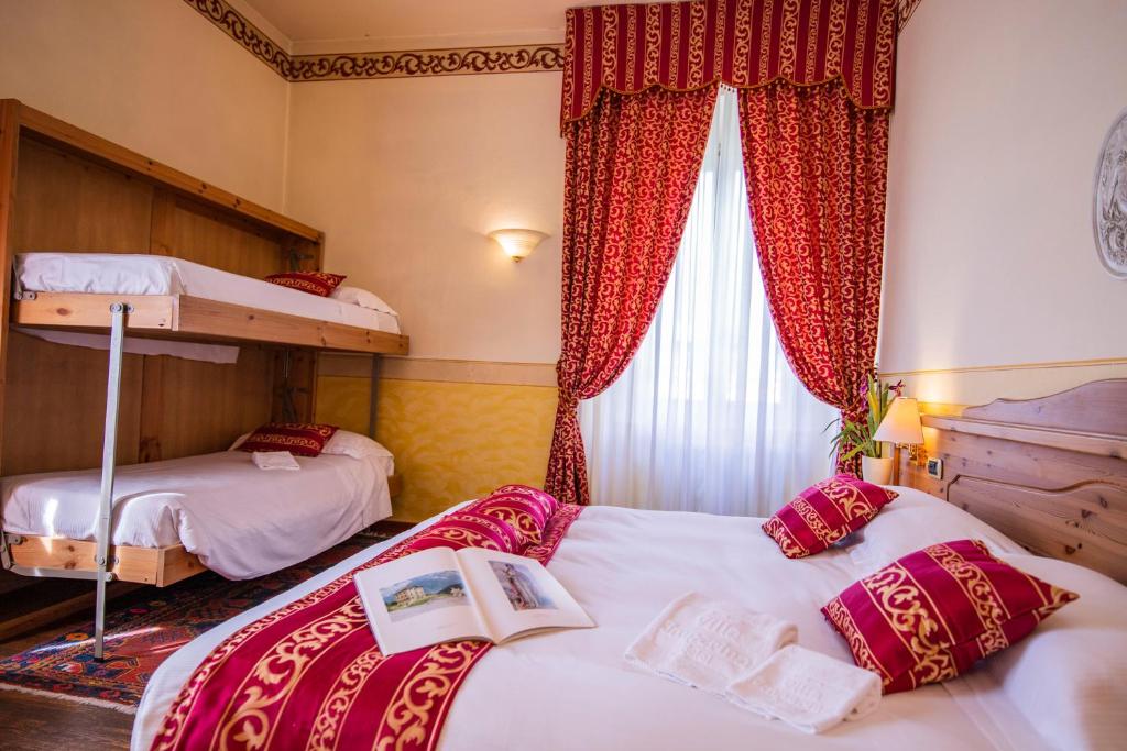 Postel nebo postele na pokoji v ubytování Hotel Villa Imperina