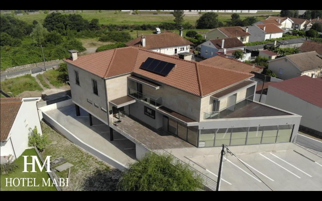 uma vista superior de uma casa com um telhado em Hotel MABI em Valença