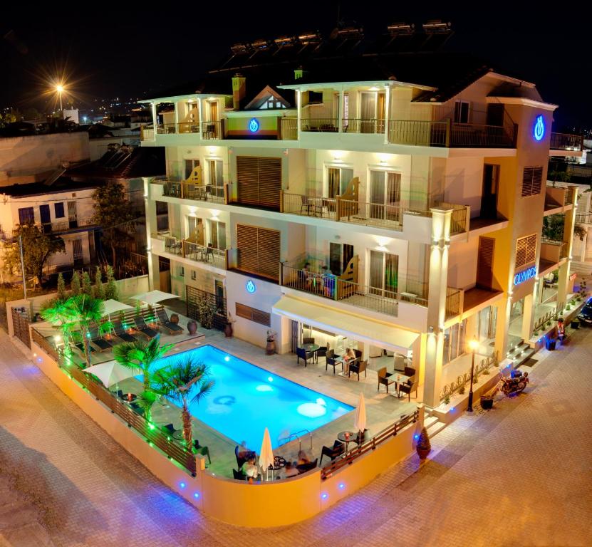 um edifício de apartamentos com piscina à noite em Hotel Olympos em Leptokarya