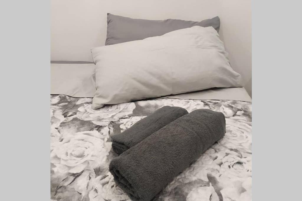ein Bett mit zwei Handtüchern und einem Kissen darauf in der Unterkunft Casa vacanza Terra Mare in Castellammare del Golfo