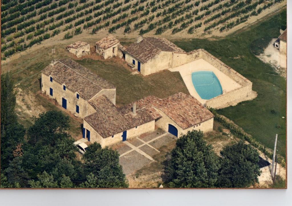 an aerial view of a house in a vineyard at Chambres d'hôtes Noailles in Puisseguin