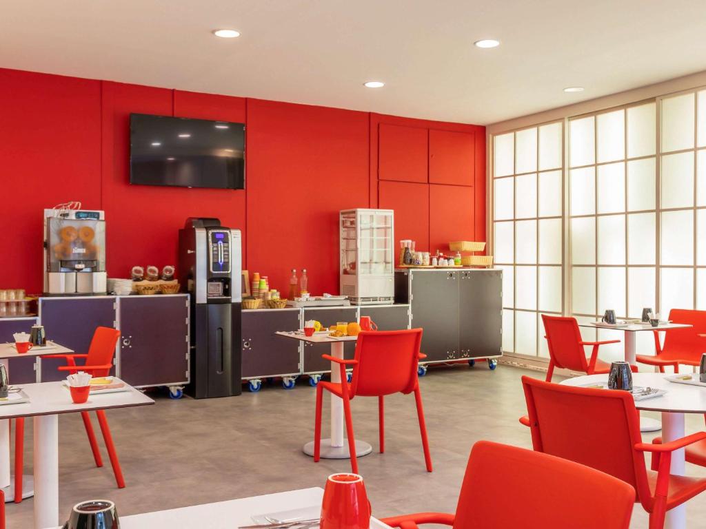 Kuchyň nebo kuchyňský kout v ubytování Ibis Styles Paris Saint Denis La Plaine