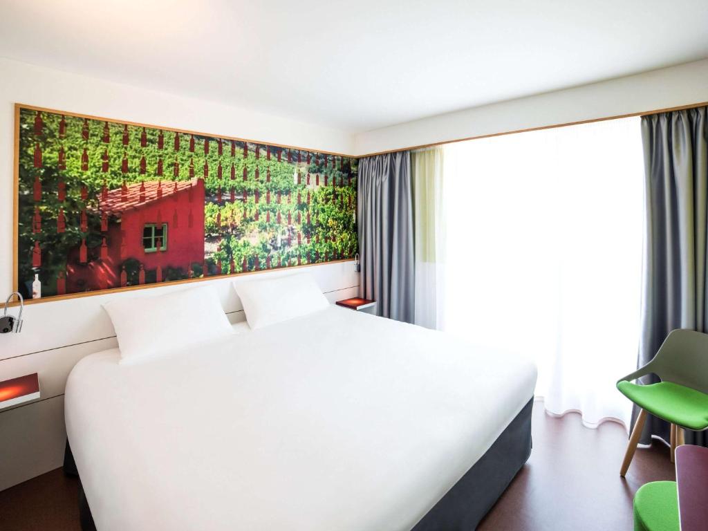 Postel nebo postele na pokoji v ubytování Ibis Styles Collioure Port Vendres
